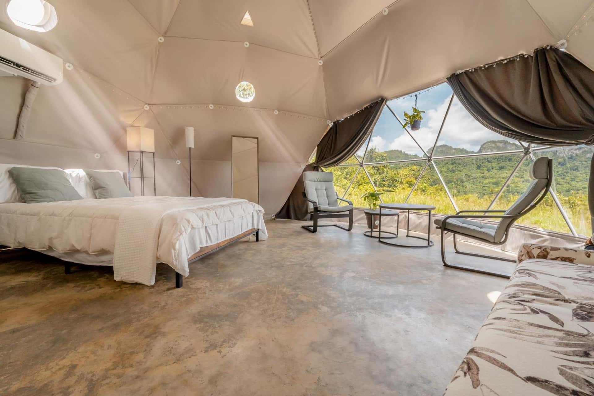 Unique Glamping Experience & Romantic Dome with Nature Escape and River - hotel in Calle Industrial, Jaguas
