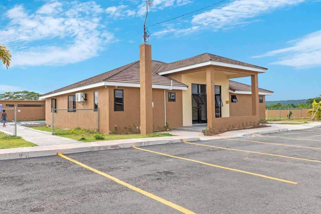Colbeck Manor - The Geenie Gates - hotel in Colbeck Boulevard, Old Harbour