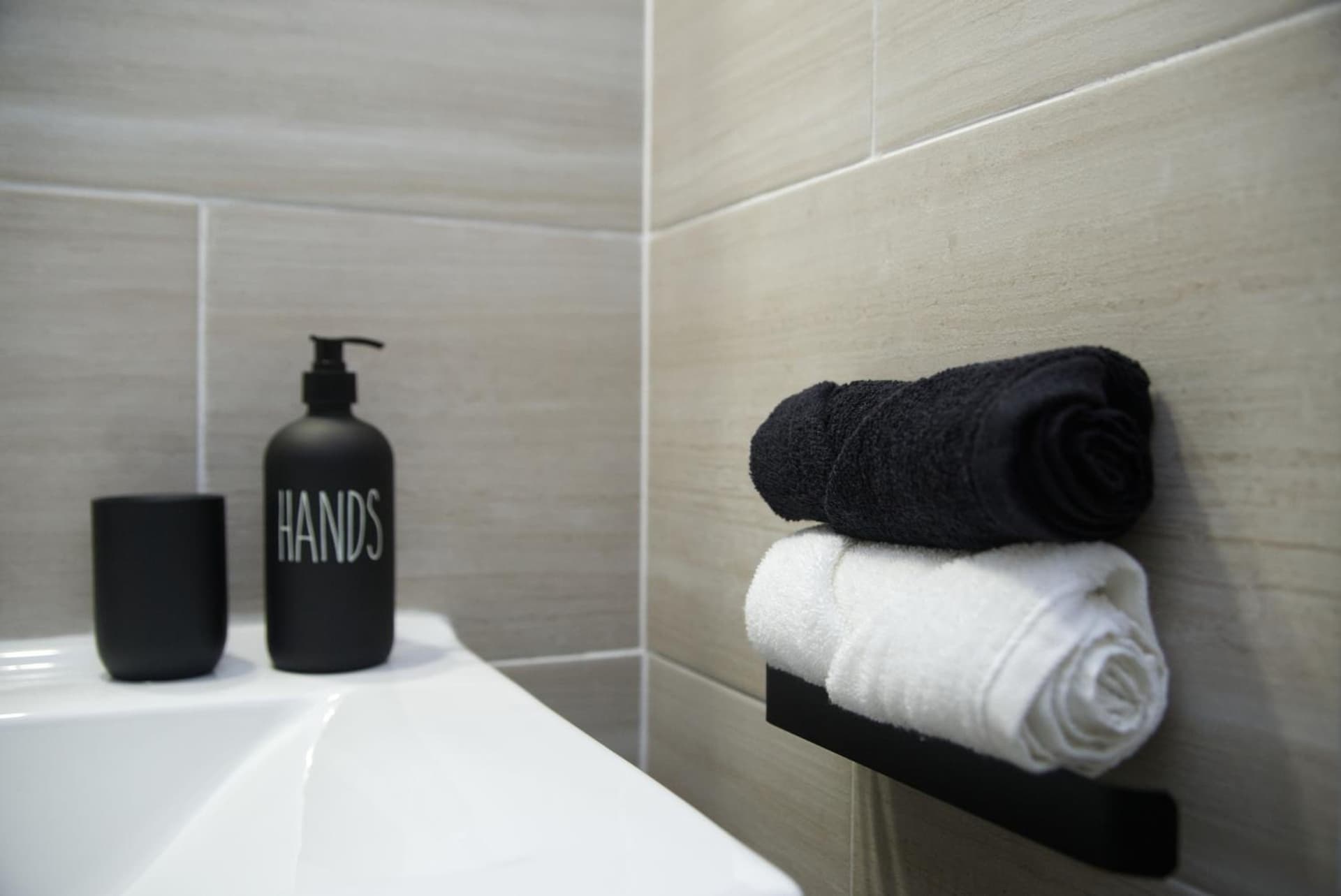 The Cozy Condo - A Modern Retreat - Photo 28