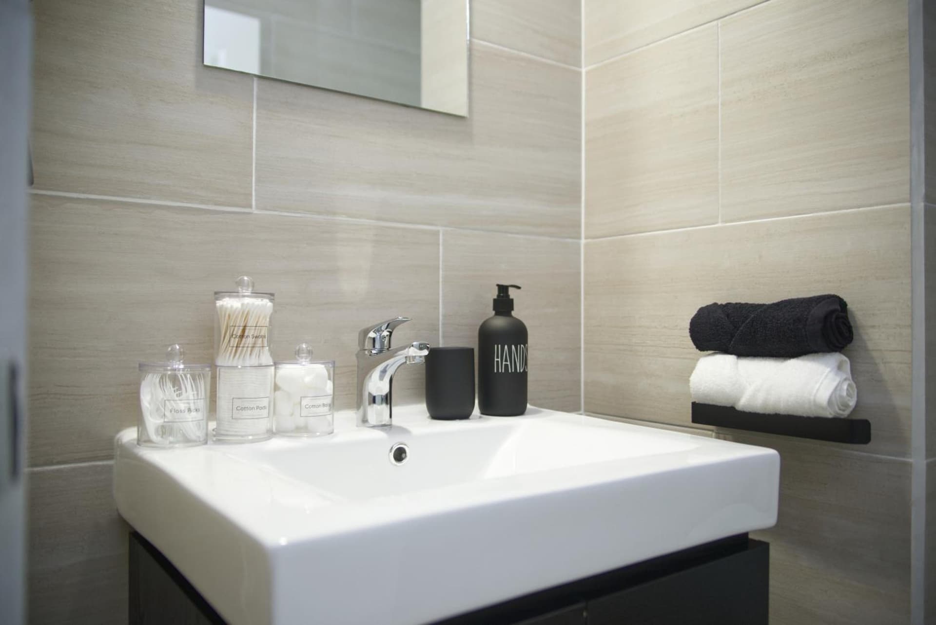 The Cozy Condo - A Modern Retreat - Photo 18