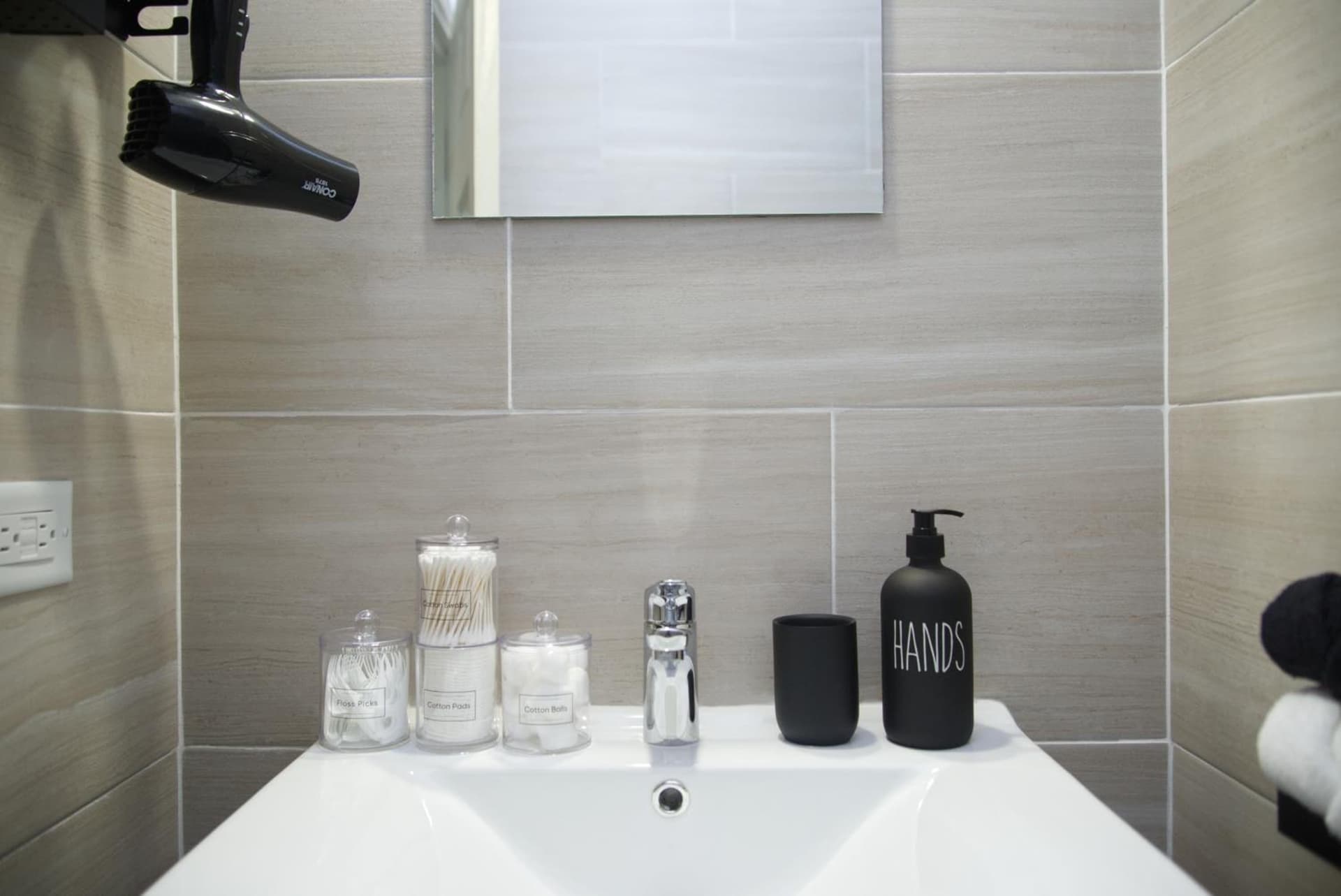 The Cozy Condo - A Modern Retreat - Photo 29