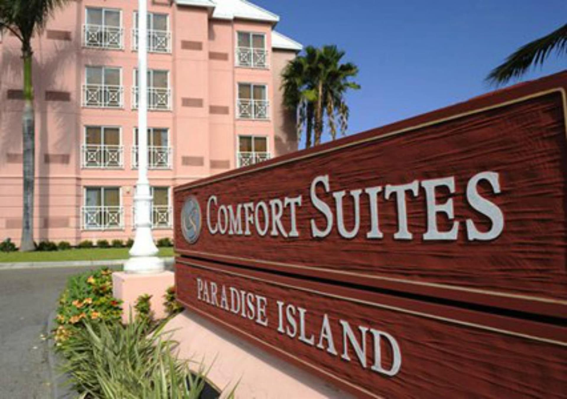 Comfort Suites Paradise Island - Photo 9