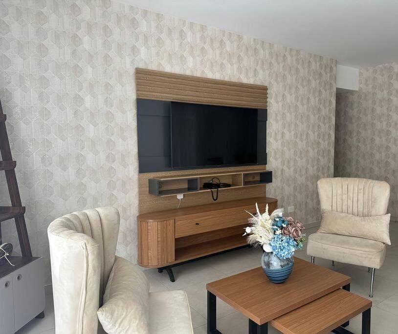 Brand new, with private Jacuzzi - Photo 4