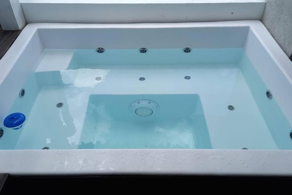 Brand new, with private Jacuzzi - Photo 33