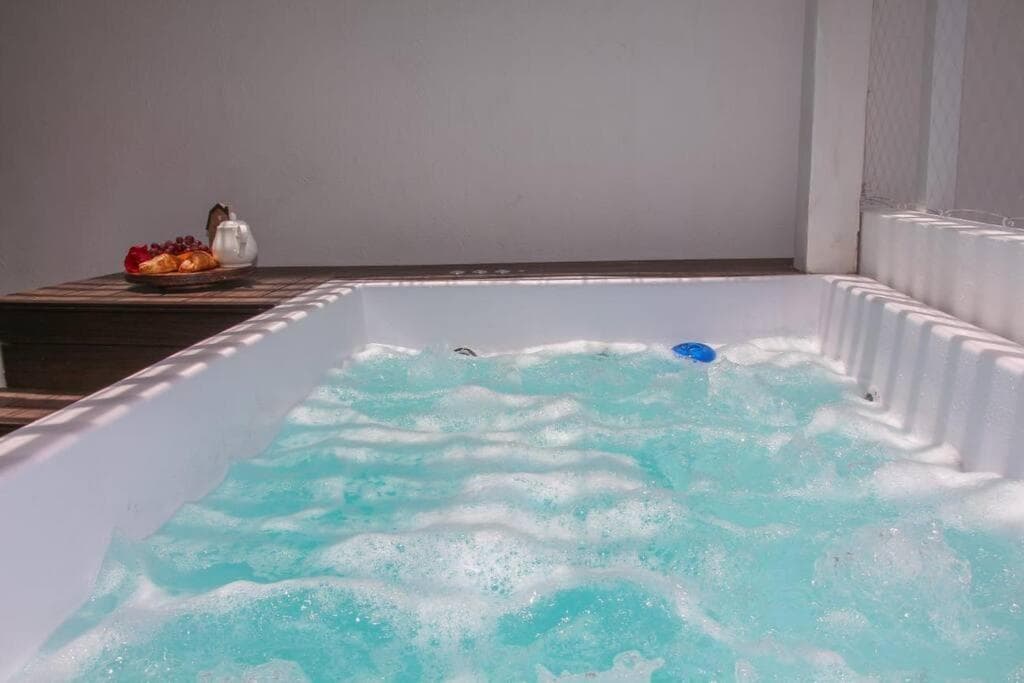 Brand new, with private Jacuzzi - Photo 34