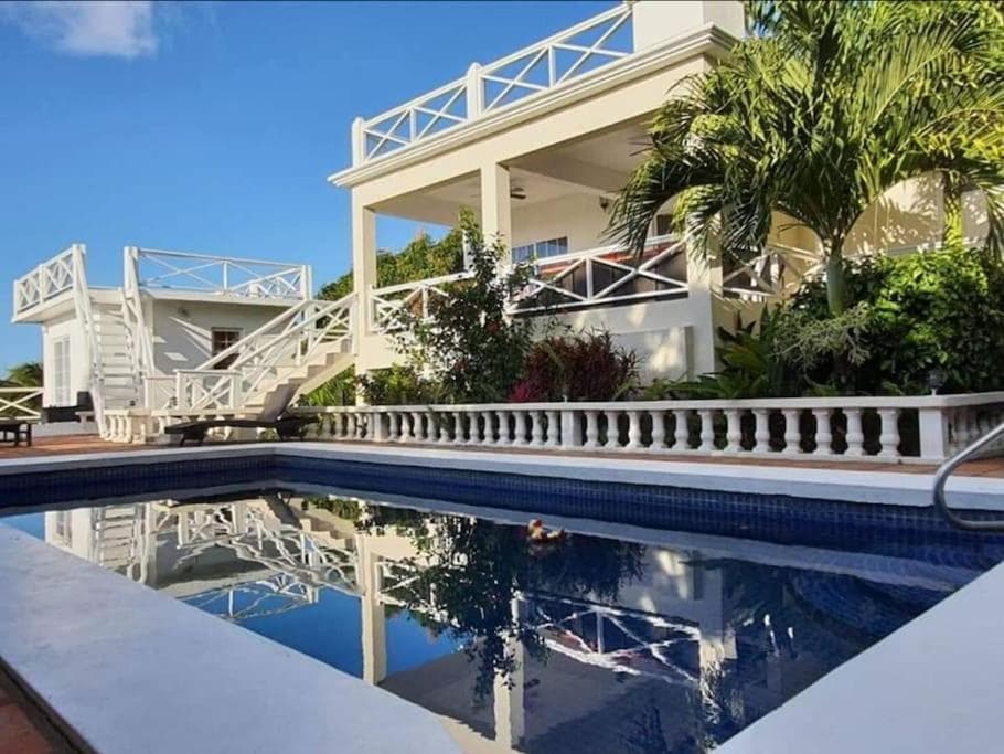 Luxury Spacious Villa with Aircon and Pool Table - Photo 4