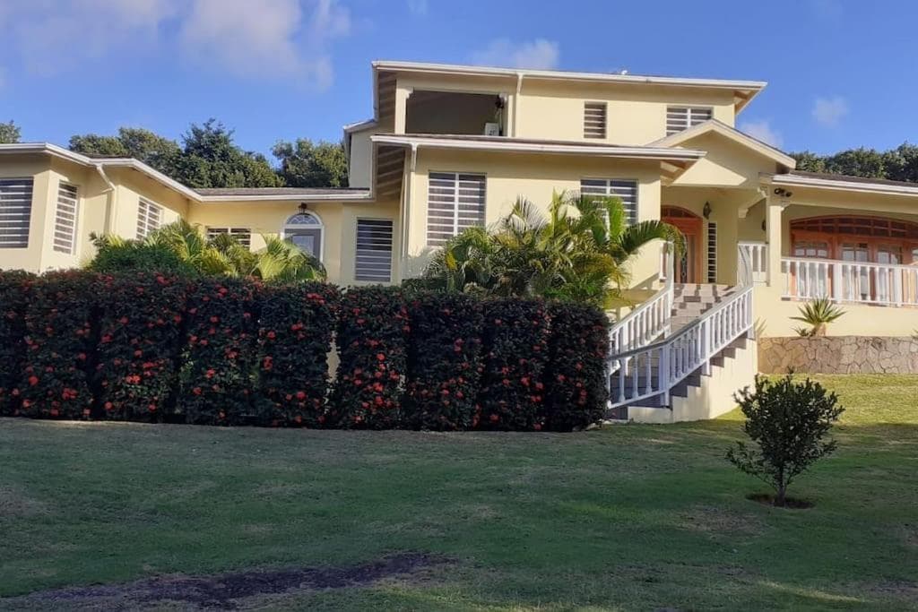 Luxury Spacious Villa with Aircon and Pool Table - Photo 11