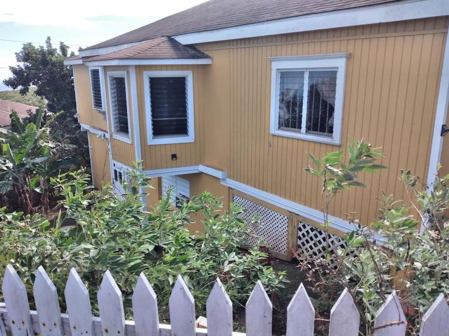 Modern North Side Hideaway with Aircon - Photo 16