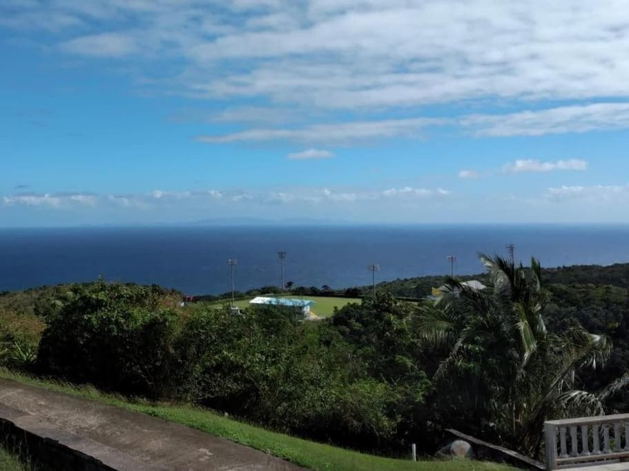 Modern North Side Hideaway with Aircon - Photo 17