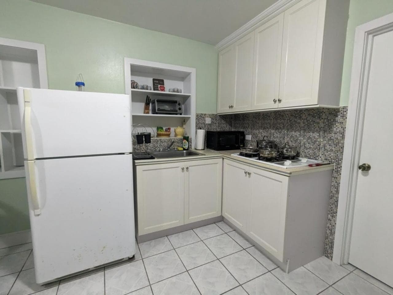 Modern North Side Hideaway with Aircon - Photo 11