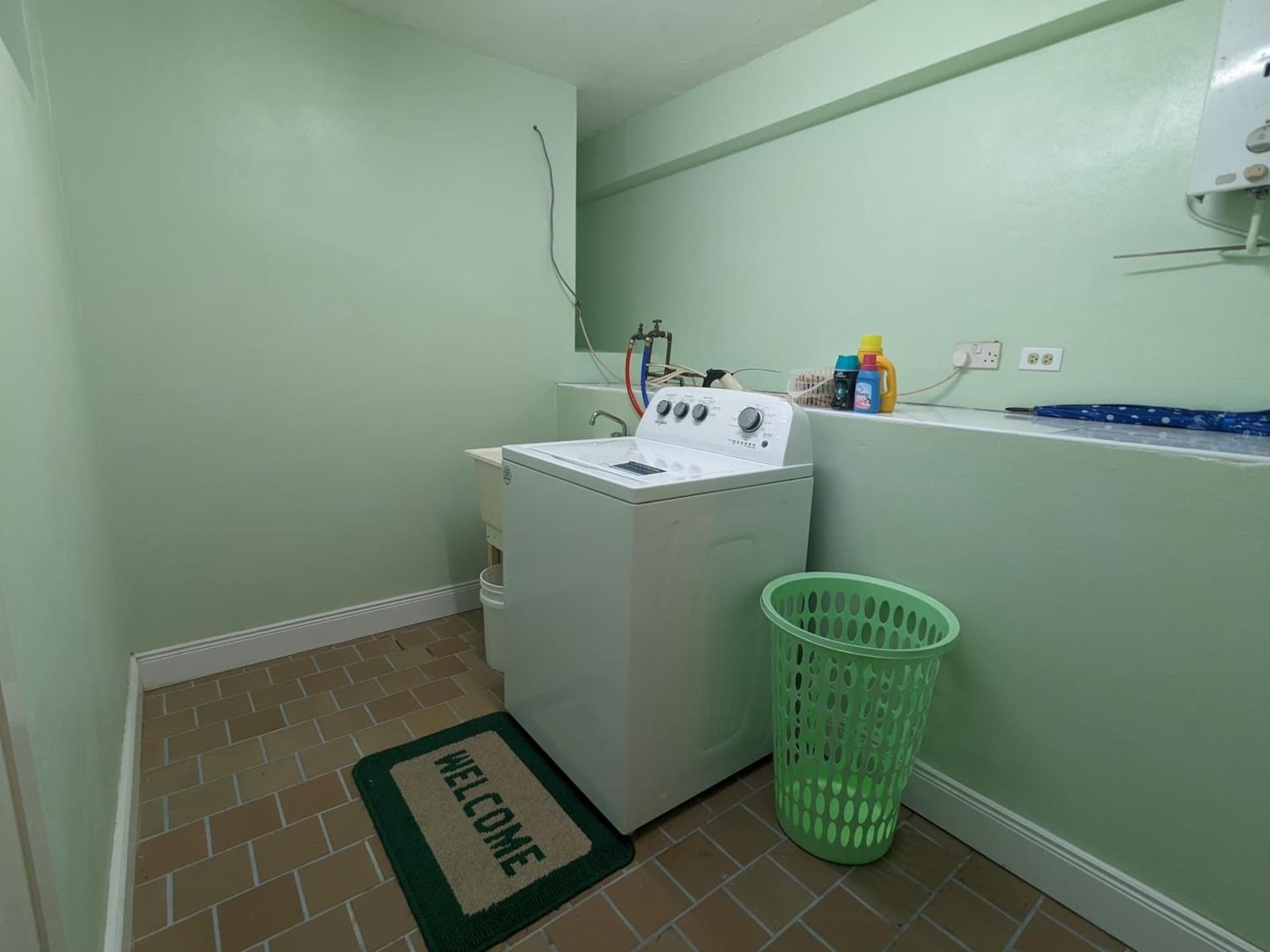 Modern North Side Hideaway with Aircon - Photo 14