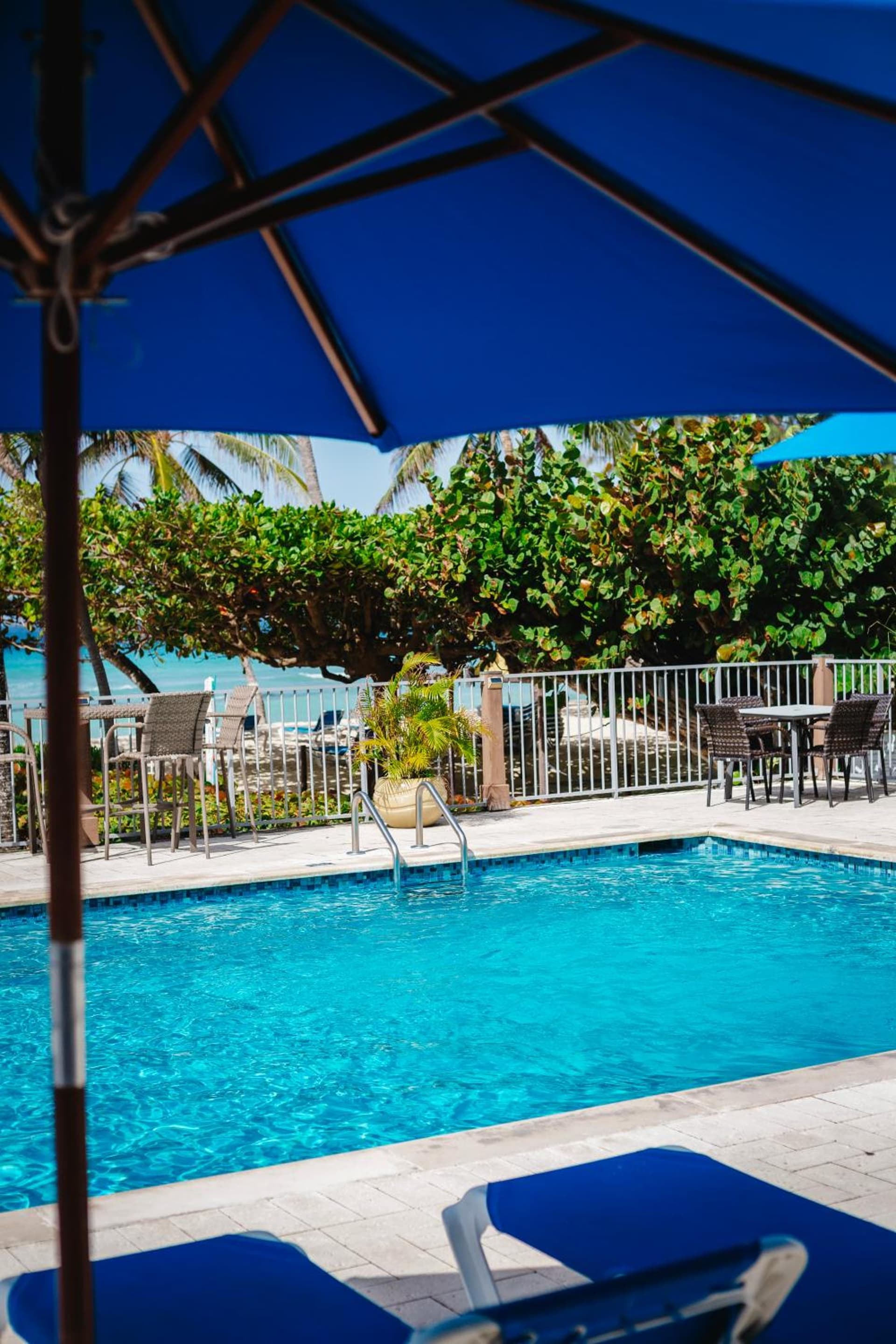 Coconut Court Beach Hotel - Photo 4