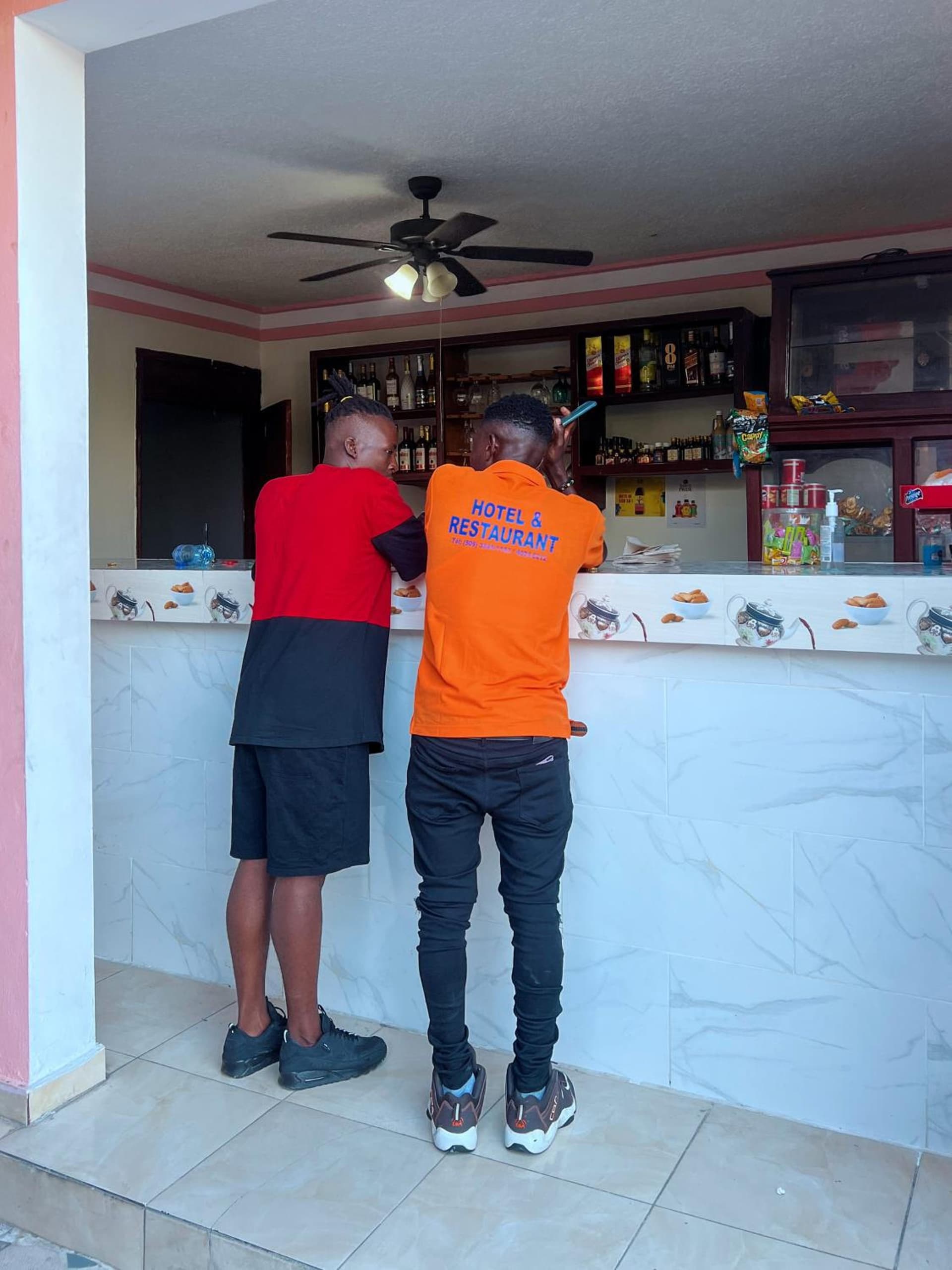 Hébergement Confortable avec Jardin Restaurant et Services 24h24 - Photo 2