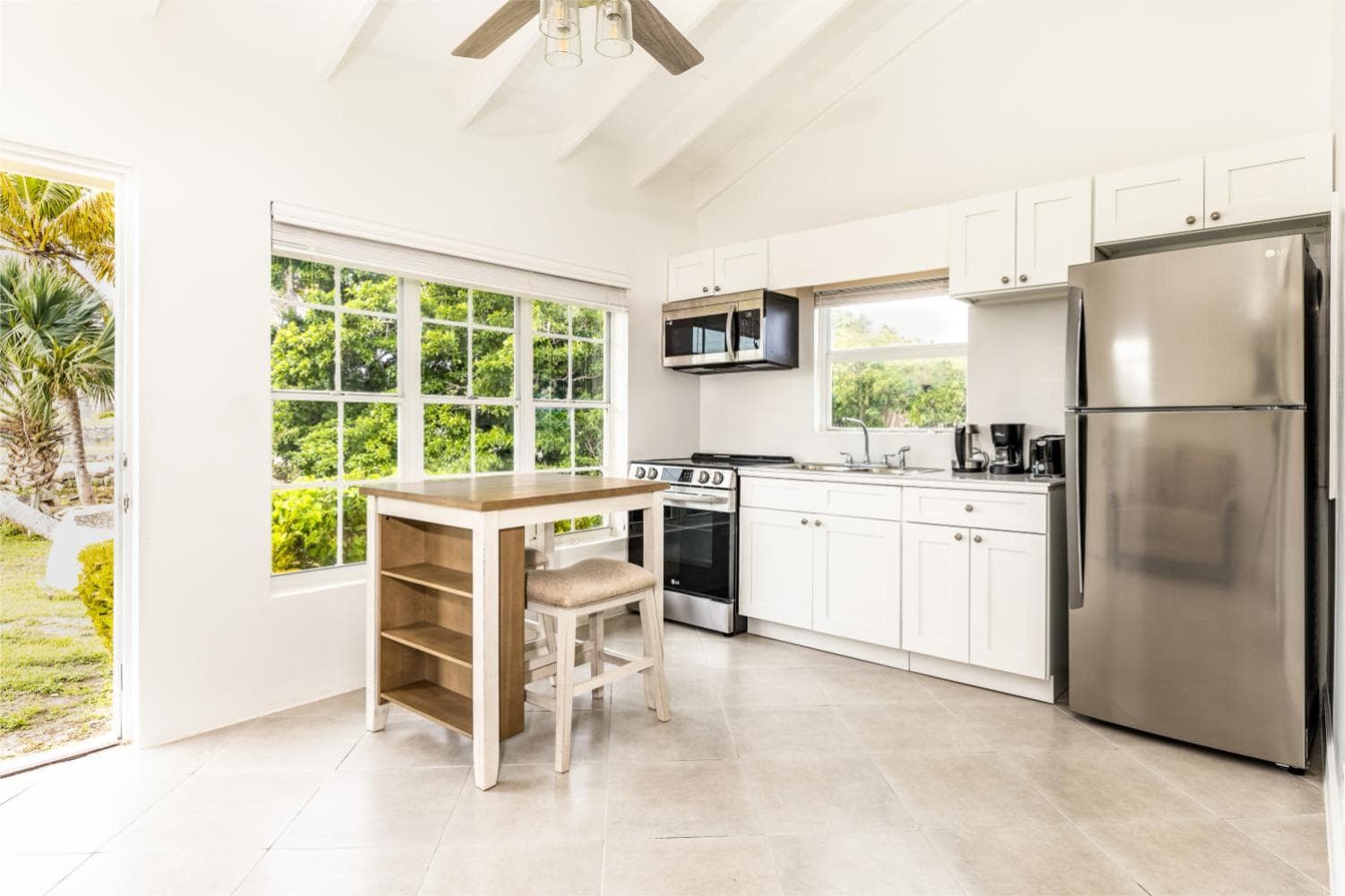 Tropical Bottle Creek Getaway with Kitchen, Free WiFi & On-Site Parking - Photo 5