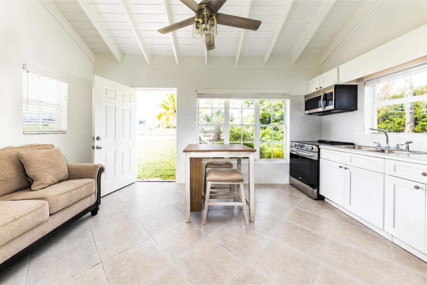 Tropical Bottle Creek Getaway with Kitchen, Free WiFi & On-Site Parking - Photo 6