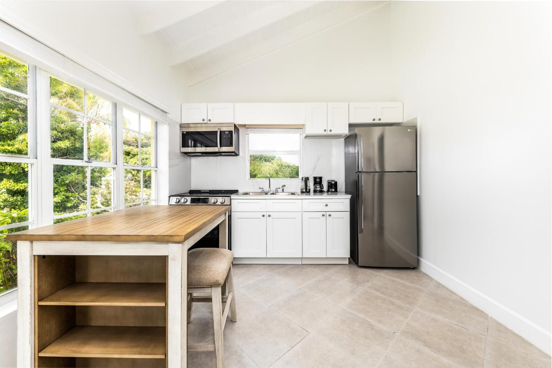 Tropical Bottle Creek Getaway with Kitchen, Free WiFi & On-Site Parking - Photo 4