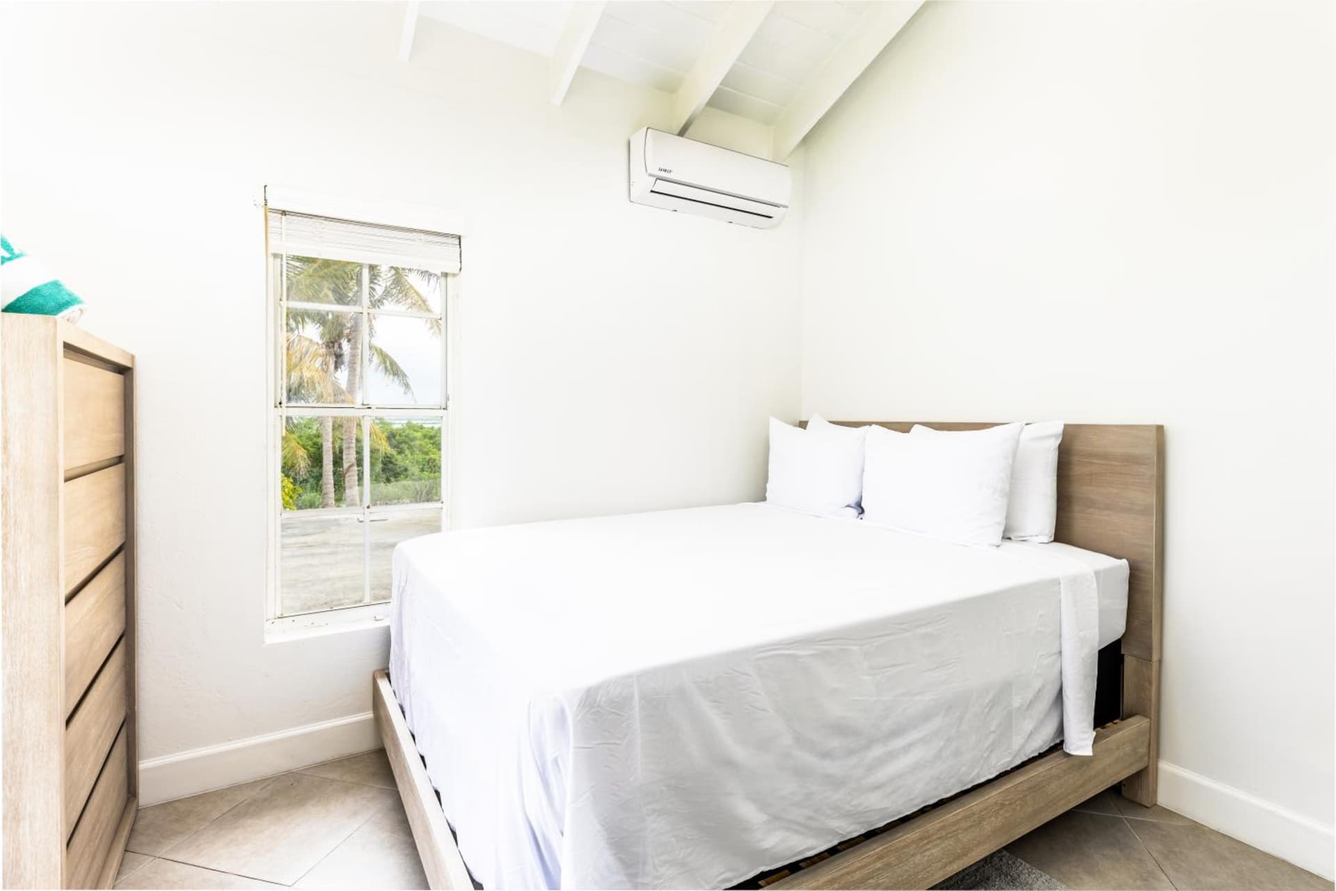 Tropical Bottle Creek Getaway with Kitchen, Free WiFi & On-Site Parking - Photo 2