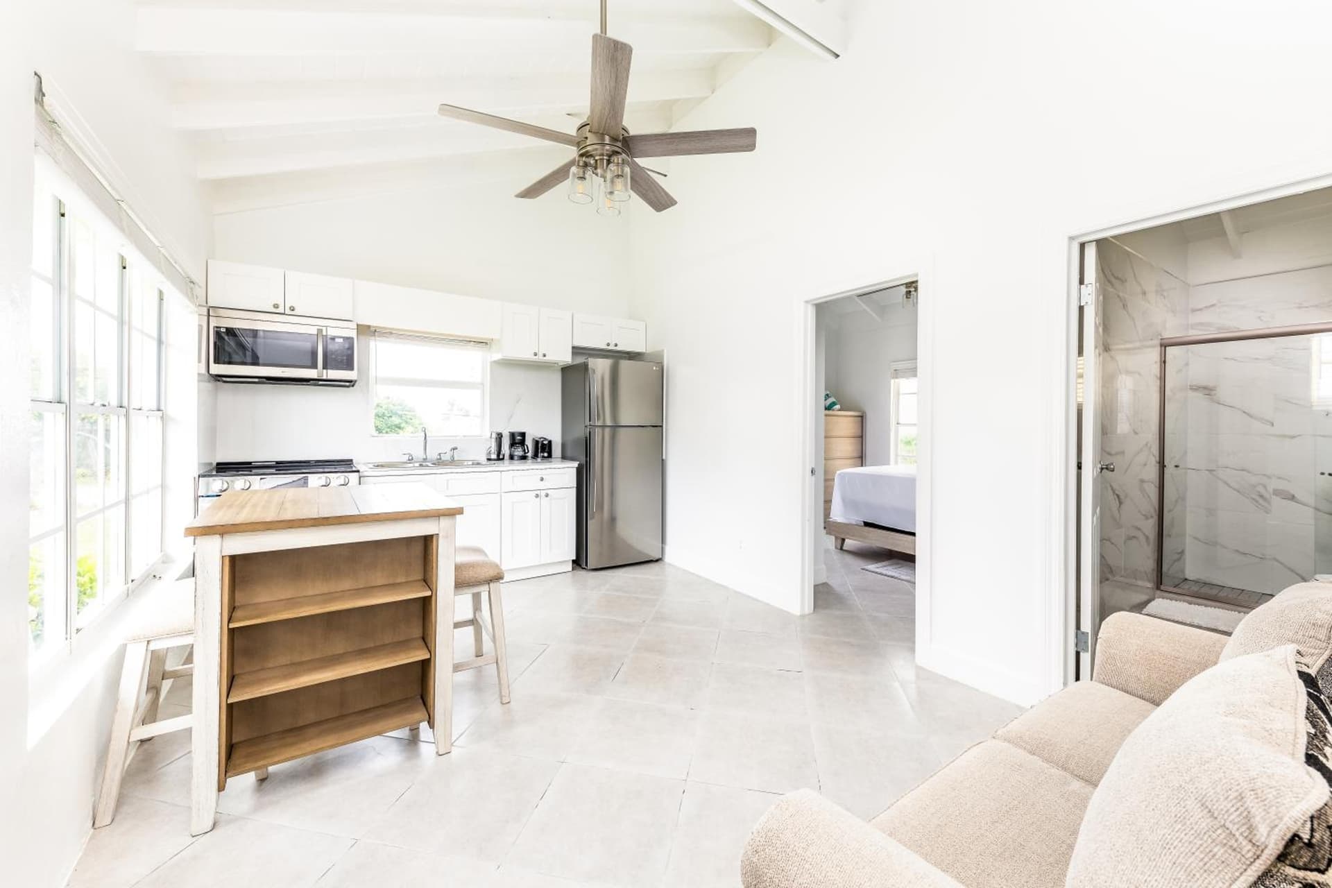 Tropical Bottle Creek Getaway with Kitchen, Free WiFi & On-Site Parking - Photo 8