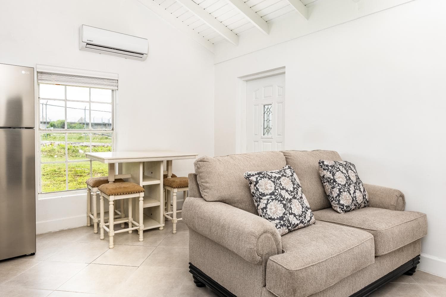 Tropical Bottle Creek Getaway with Kitchen, Free WiFi & On-Site Parking - Photo 13