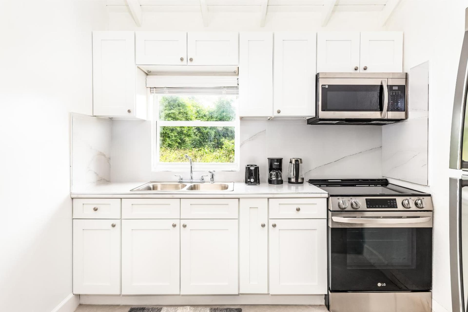 Tropical Bottle Creek Getaway with Kitchen, Free WiFi & On-Site Parking - Photo 12