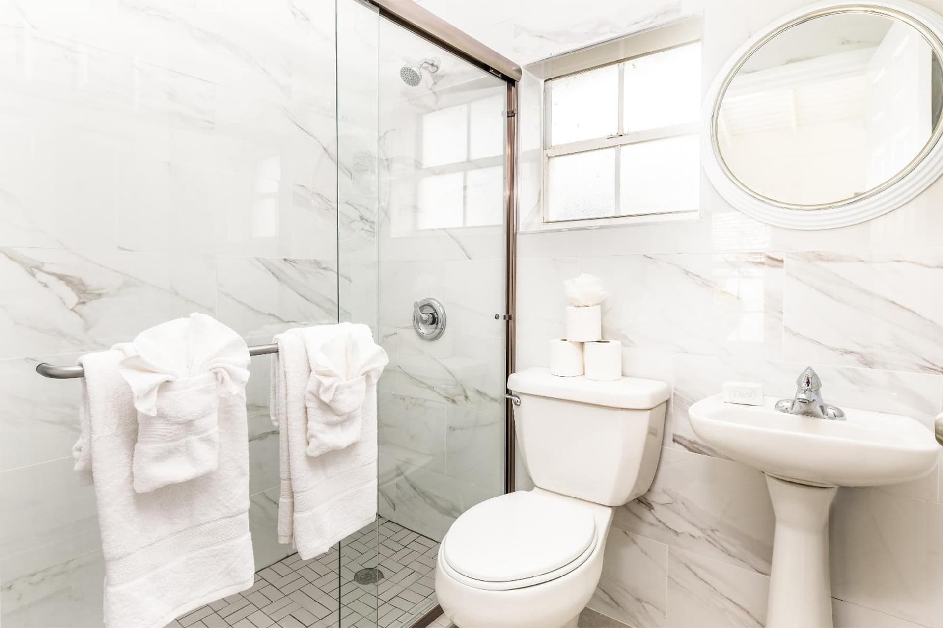 Tropical Bottle Creek Getaway with Kitchen, Free WiFi & On-Site Parking - Photo 11