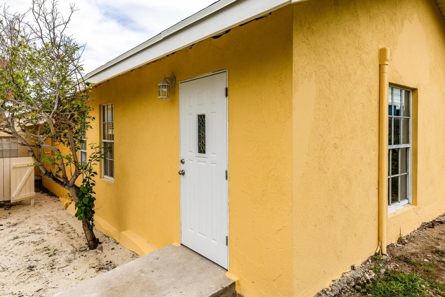 Tropical Bottle Creek Getaway with Kitchen, Free WiFi & On-Site Parking - Photo 10