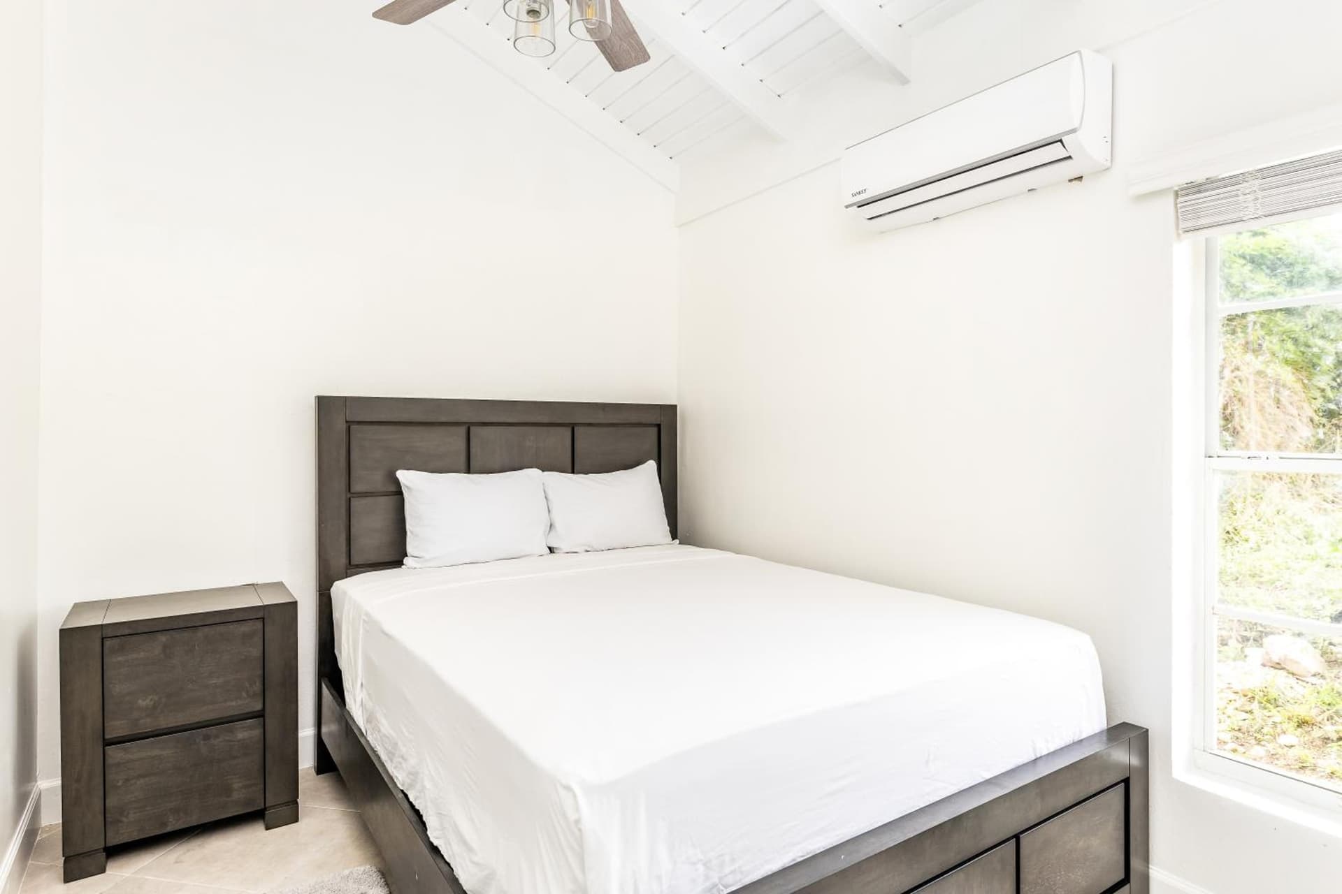 Tropical Bottle Creek Getaway with Kitchen, Free WiFi & On-Site Parking - Photo 9