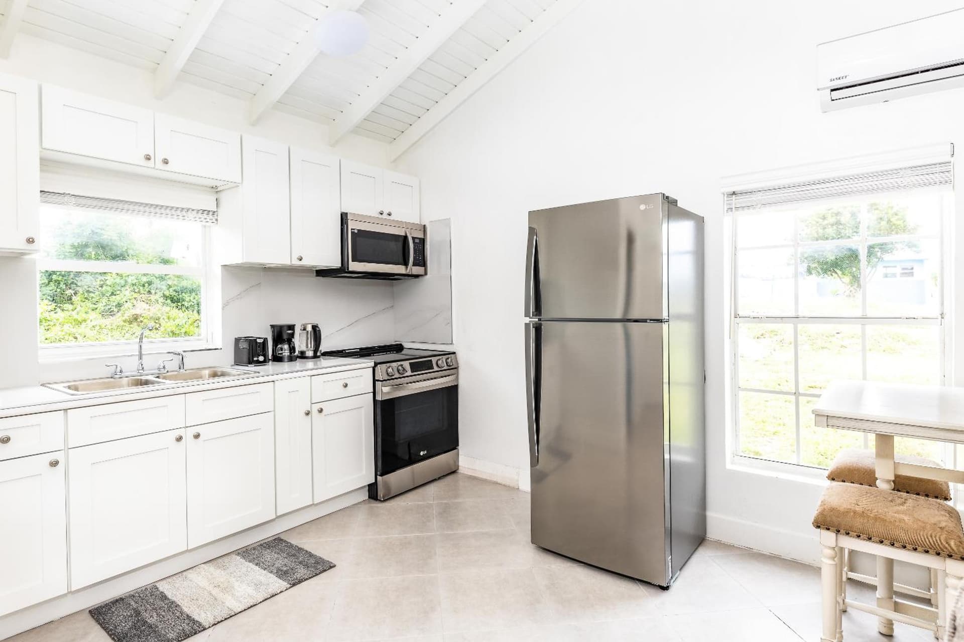 Tropical Bottle Creek Getaway with Kitchen, Free WiFi & On-Site Parking - Photo 23