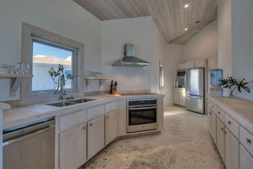 La Bougainvillea Hotel and Villas - Photo 45