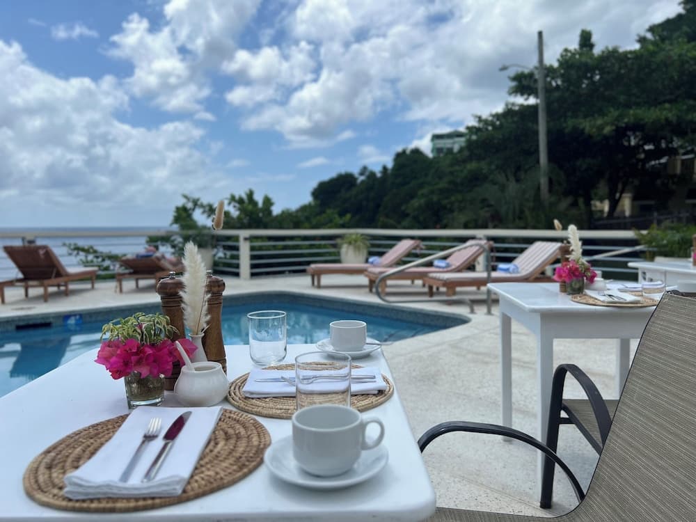 Beachcombers Hotel - Photo 34