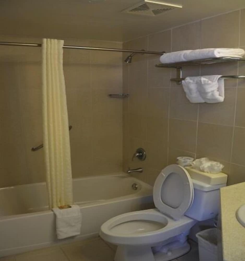 Castaways Resort and Suites - Photo 32