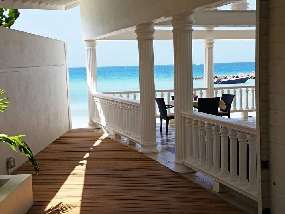 Davids Beach Hotel - Photo 2