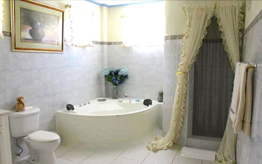 Beachcombers Hotel - Photo 28