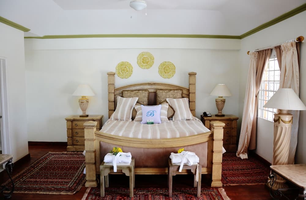 Beachcombers Hotel - Photo 13