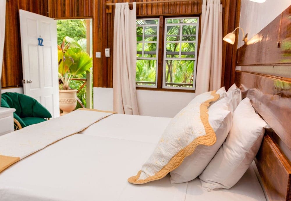 Beachcombers Hotel - Photo 18