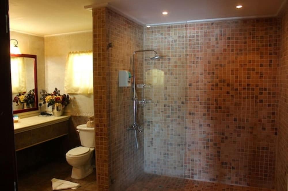 Beachcombers Hotel - Photo 29