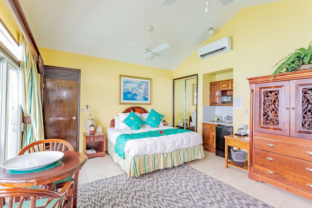 Sebastian's on the Beach - Photo 8