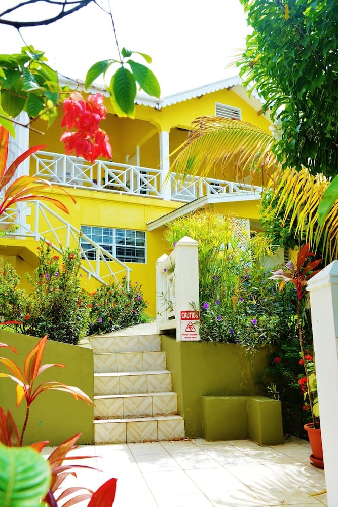 Beachcombers Hotel - Photo 58