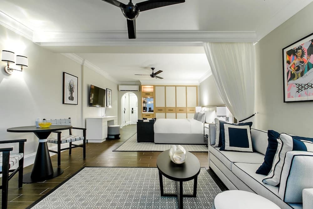 Fairmont Royal Pavilion - Photo 2