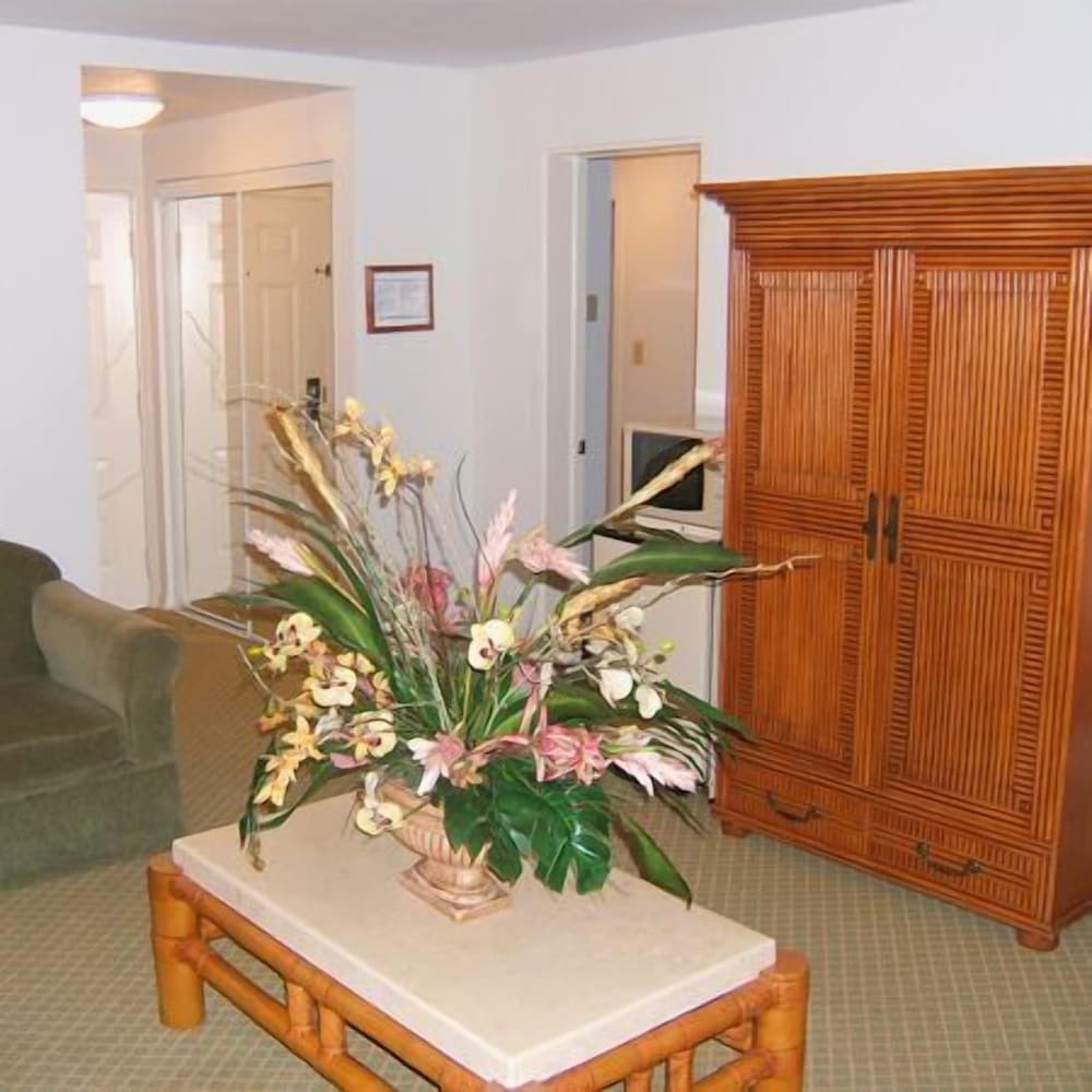 Castaways Resort and Suites - Photo 20