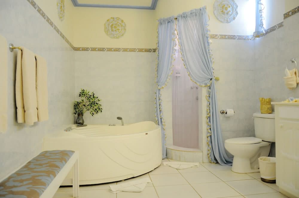 Beachcombers Hotel - Photo 7