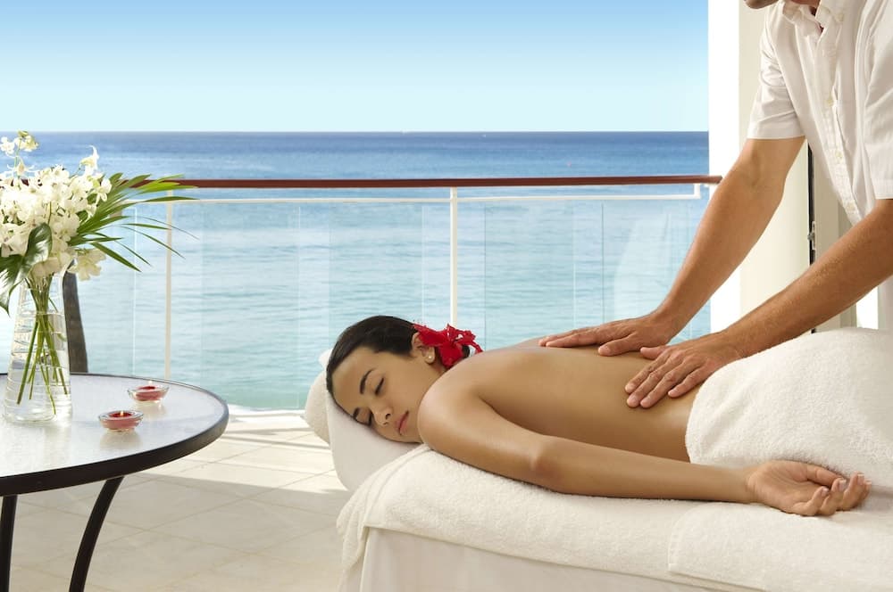 Fairmont Royal Pavilion - Photo 21