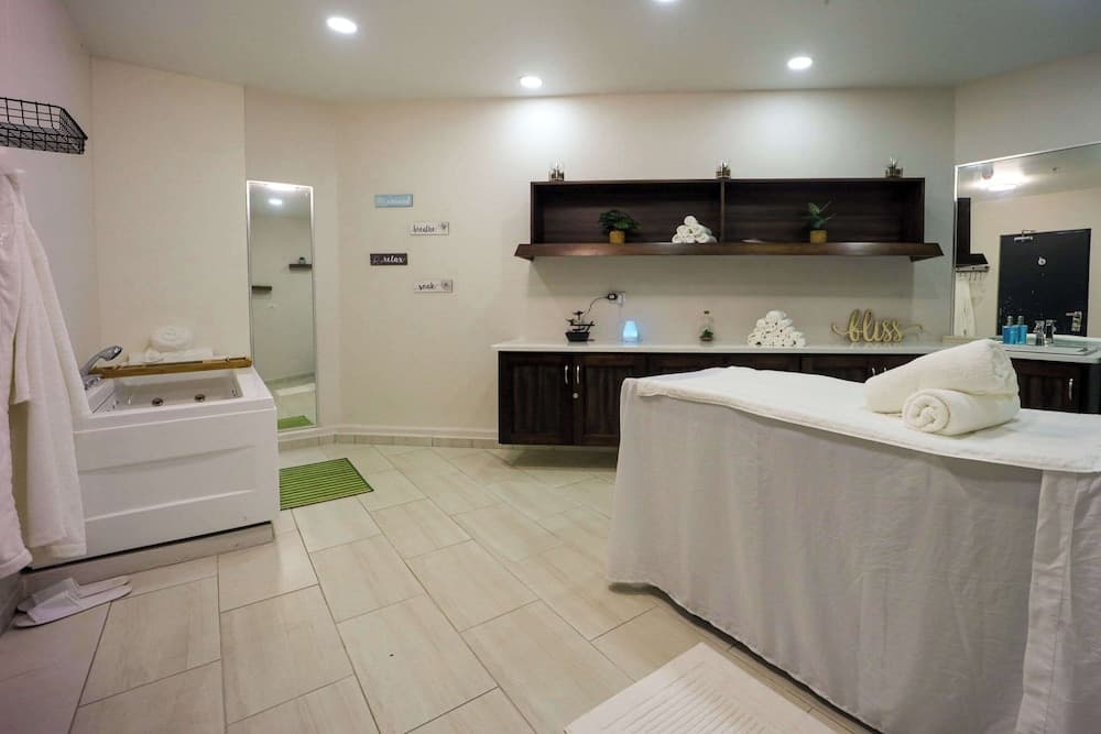 Comfort Inn & Suites Tobago - Photo 20