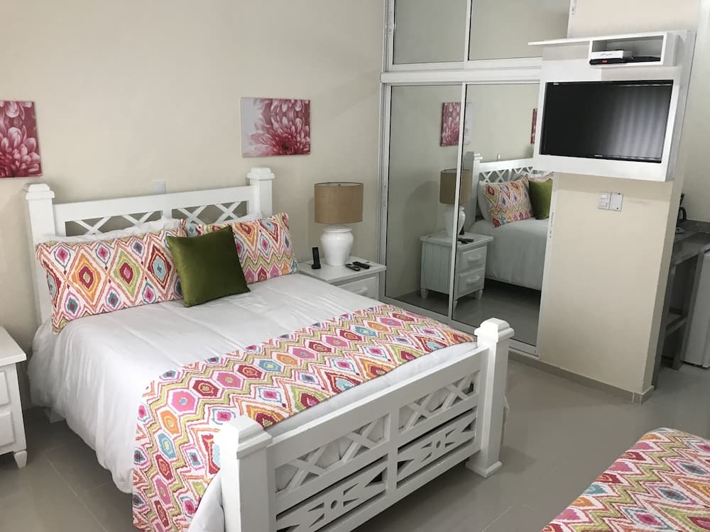 Hotel Rancho Guacamayos - Photo 5