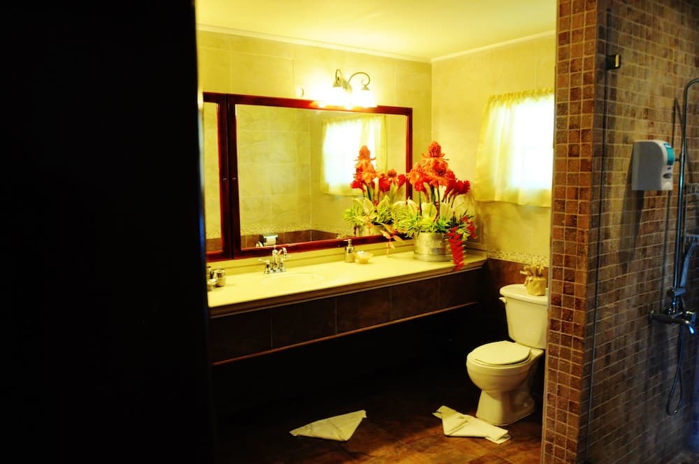 Beachcombers Hotel - Photo 6