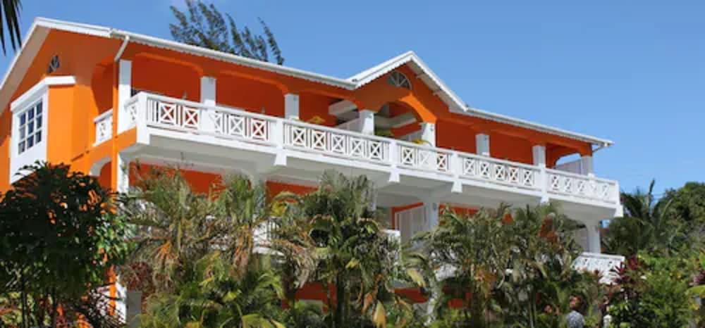 Beachcombers Hotel - Photo 48