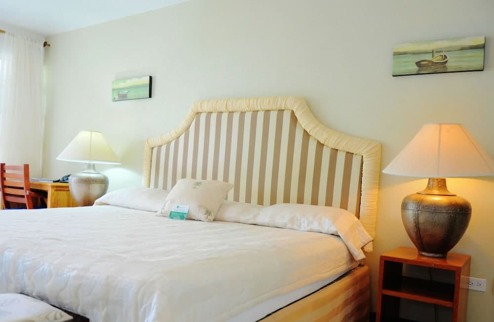 Beachcombers Hotel - Photo 11