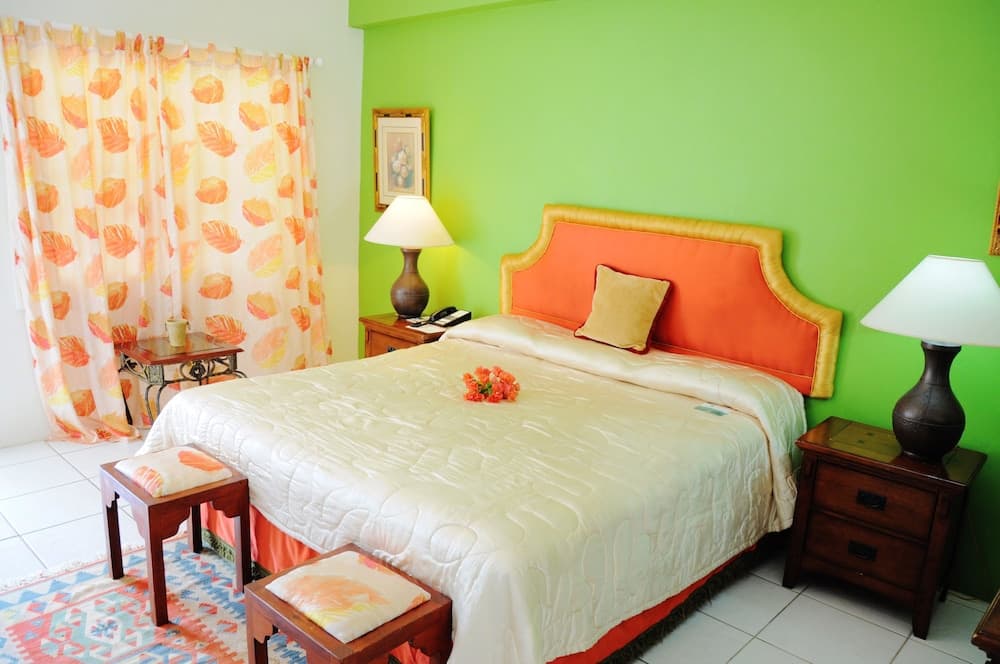 Beachcombers Hotel - Photo 14