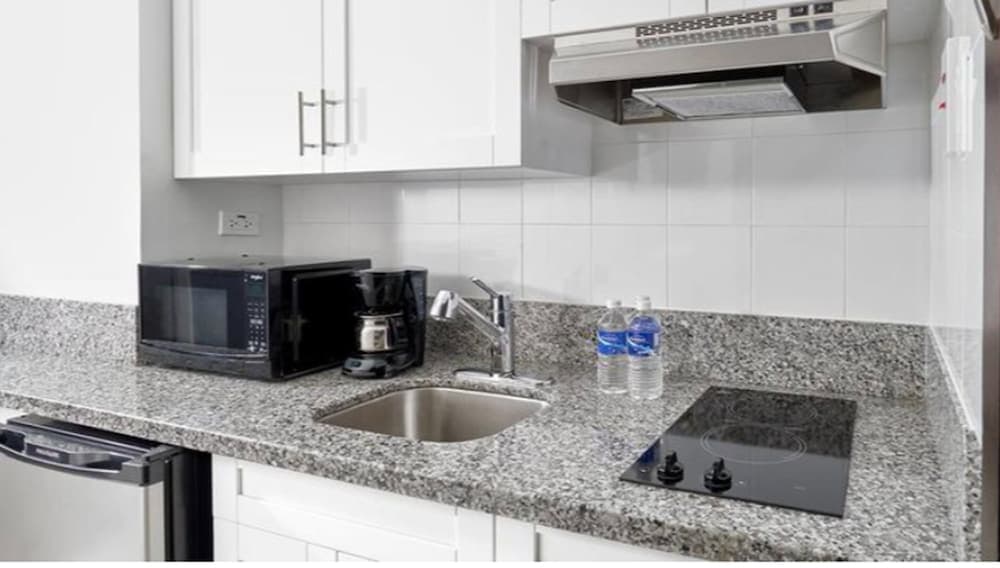 R Hotel Kingston - Photo 22