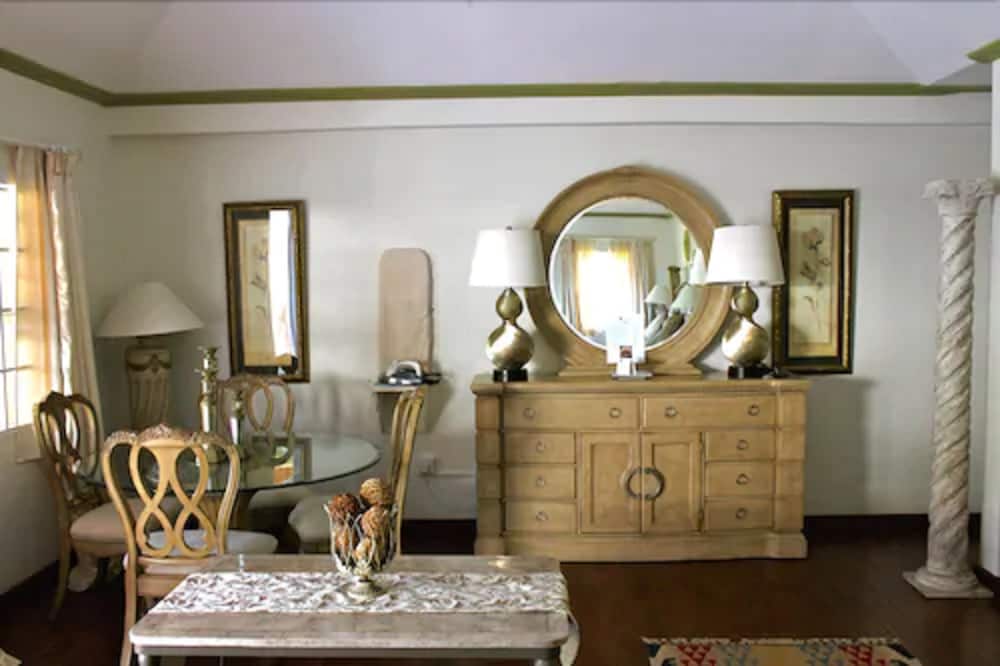 Beachcombers Hotel - Photo 16